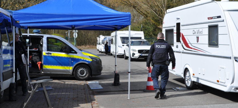 Einladung der Polizei zur diesjährigen Wohnmobil- und Wohnwagenwiegeaktion „Sicher unterwegs“ Einladung der Polizei zur diesjährigen Wohnmobil- und Wohnwagenwiegeaktion „Sicher unterwegs“